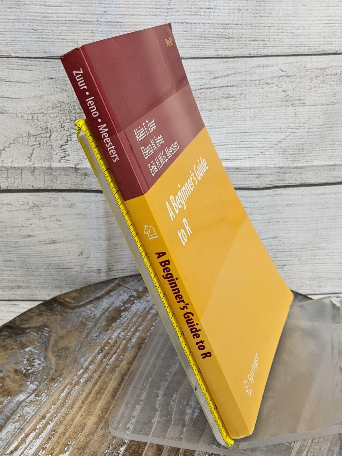 A Beginner’s Guide to R (Use R!) – Paperback By Zuur, Alain