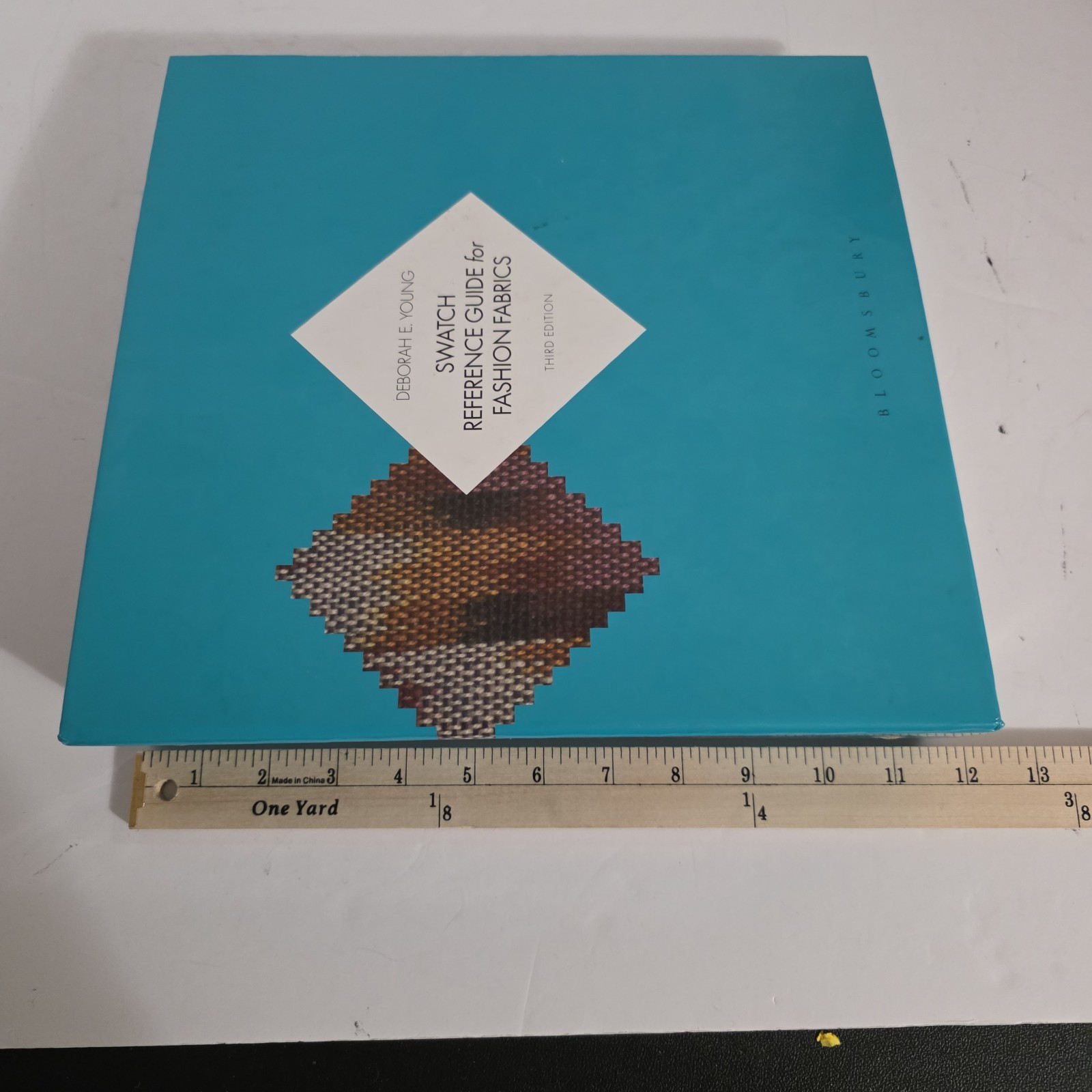 Swatch Reference Guide for Fashion Fabrics by Deborah E. Young (2015, Ringbound)